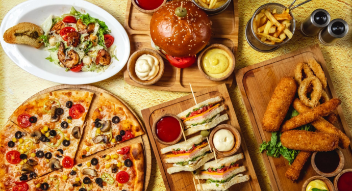 Délicieuses pizzas prêtes à être livrées à Marrakech